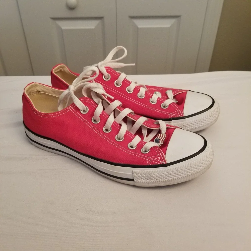 Converse Chuck Taylor All Star Low Top Red Canvas Sneakers American Flag CharmW8 - Picture 2 of 9